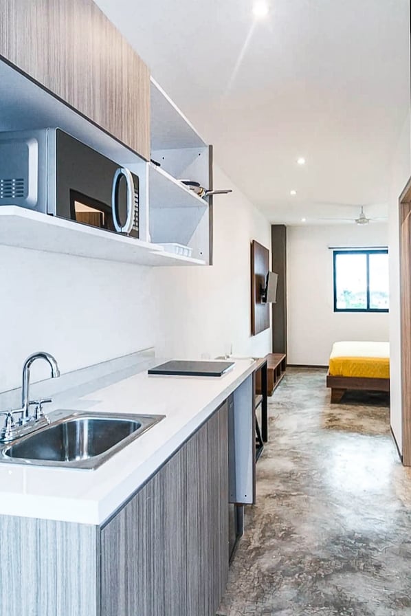 Refrigerador, microondas, parrilla de estufa y cafetera y tetera 