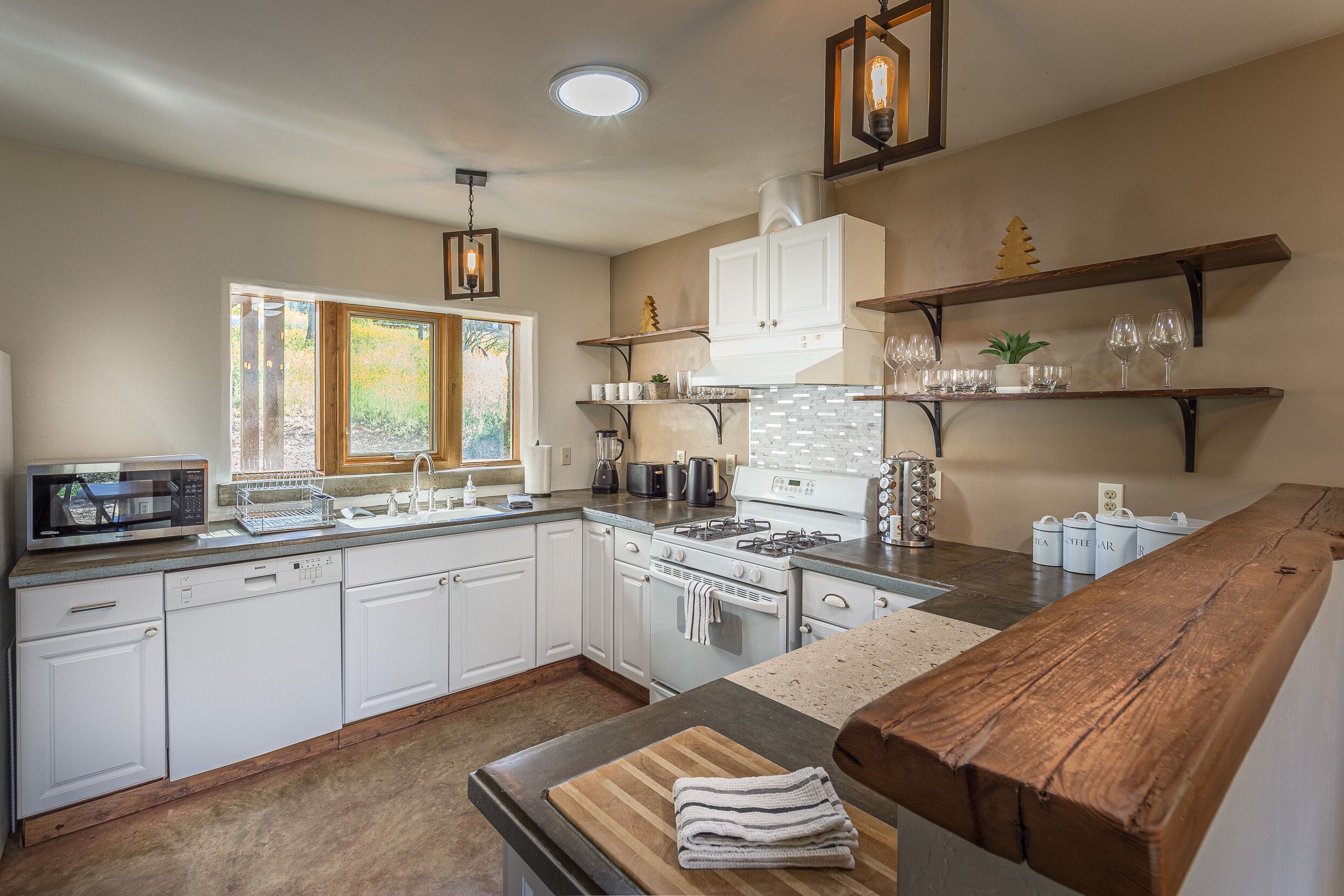 Ping pong, fire pit, record player, & more! Sleeps 8