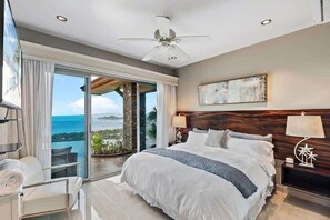 5 sovrum, värdeförvaringsskåp på rummet och skrivbord