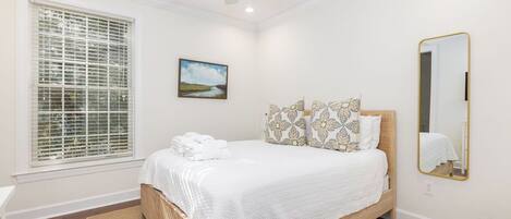 5 habitaciones, tabla de planchar con plancha y acceso a internet