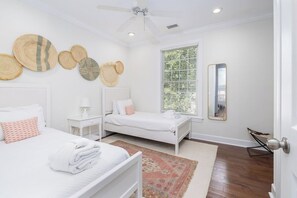 5 bedrooms, iron/ironing board, internet, bed sheets - Stay @ Casa Tortuga on Isle of Palms (Isle Of Palms)