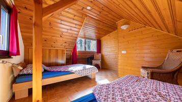 3 habitaciones, tabla de planchar con plancha y cuna de viaje