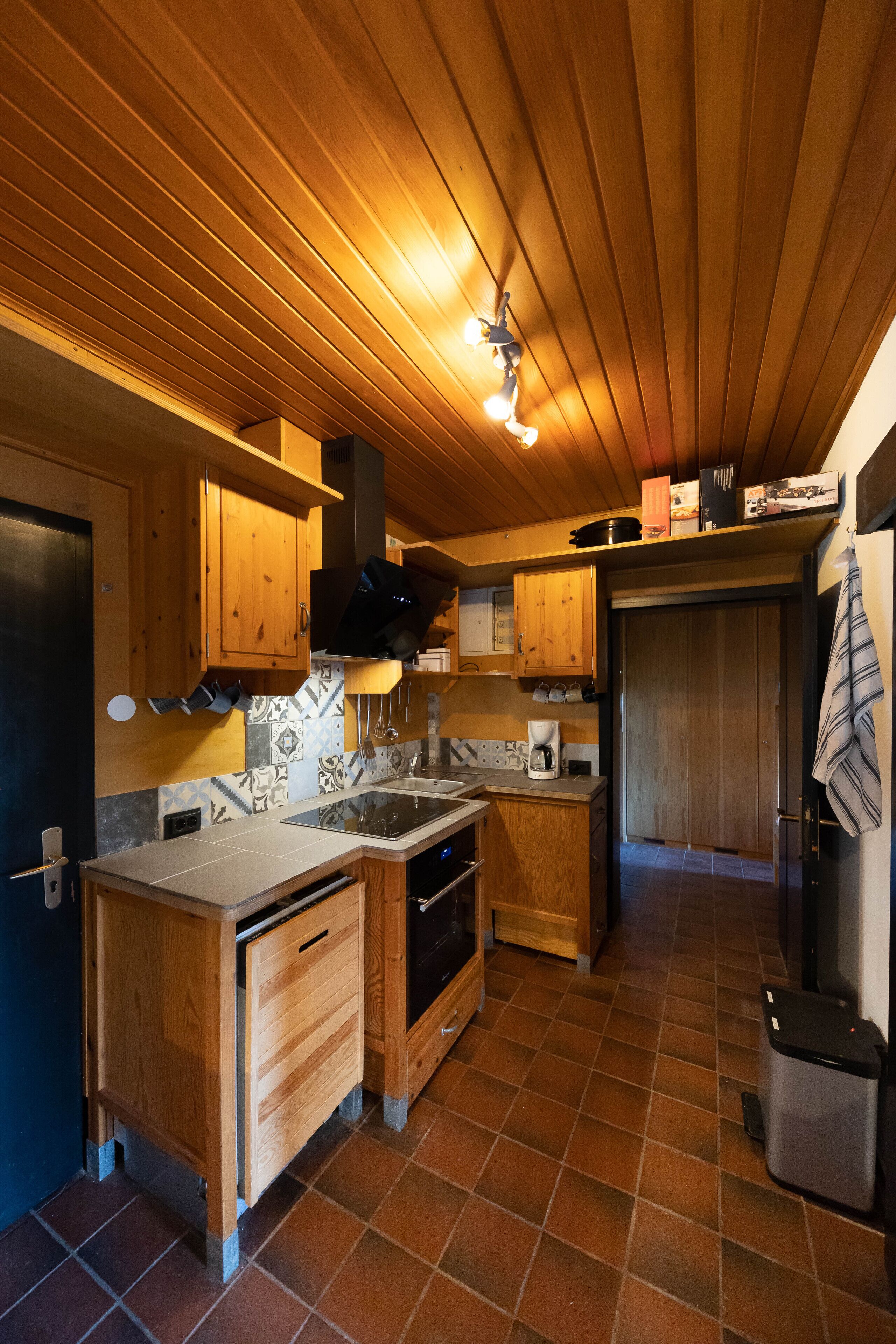 Een koelkast, een oven, een kookplaat, een vaatwasser