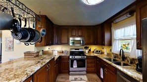 Réfrigérateur, four à micro-ondes, un four, surface de cuisson