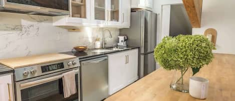 Réfrigérateur, four à micro-ondes, un four, surface de cuisson