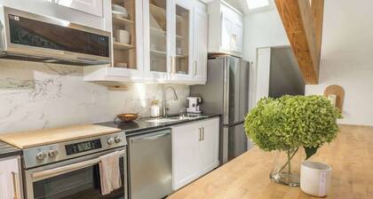 Designer 3BR Treehouse w/ Soaking Tub & Skylights