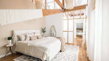 3 bedrooms, desk, iron/ironing board, travel crib