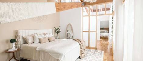 3 habitaciones, escritorio y tabla de planchar con plancha