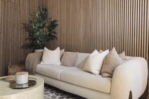 TV, offices - Designer Treehouse with Spa Bath (Fairfield)