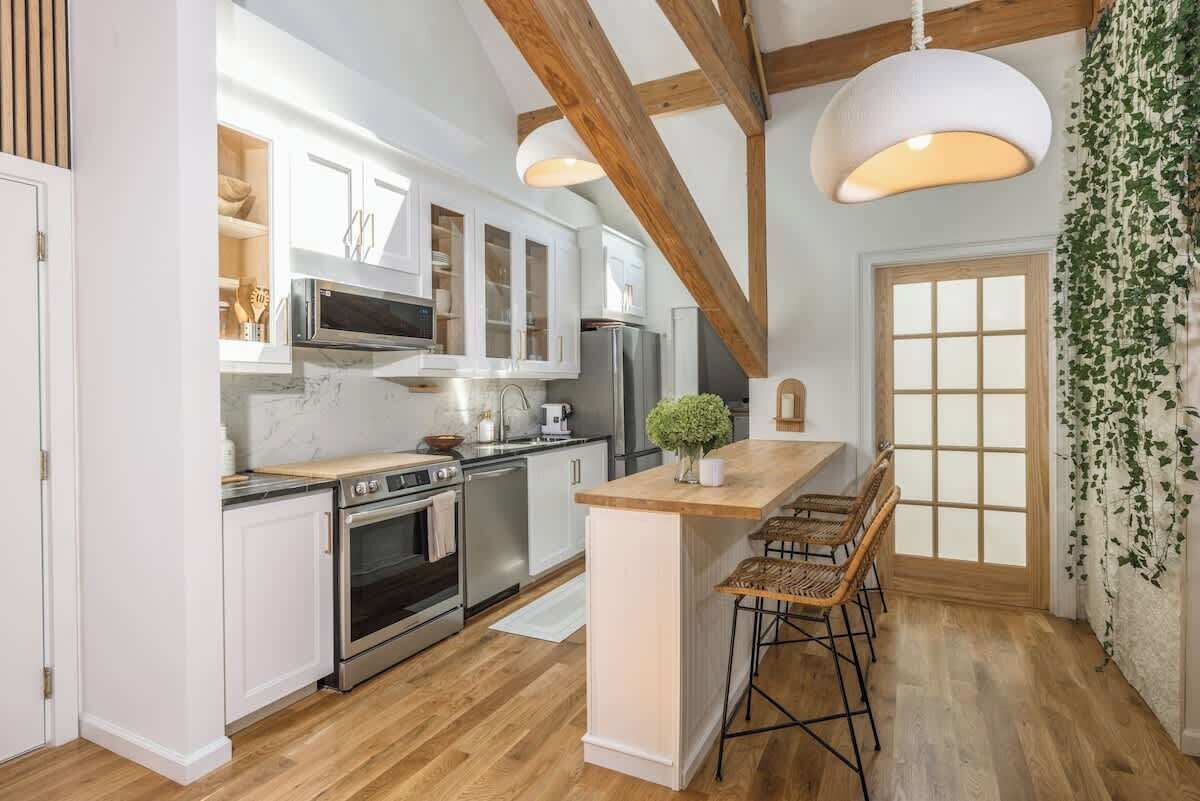 Frigorífico, microondas, horno y placa de cocina