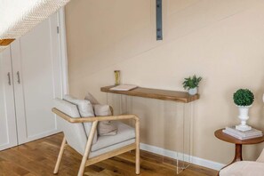 Interior - Designer Treehouse with Spa Bath (Fairfield)