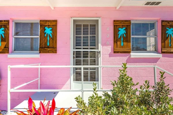 Exterior detail - Pink Flamingo - Dunedin Vacation Rental (Dunedin)