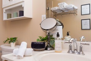 Ensemble douche/baignoire, sèche-cheveux, serviettes fournies, savon