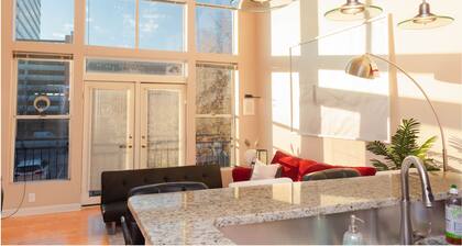 One Bedroom Hideaway w/ free parking steps to Downtown