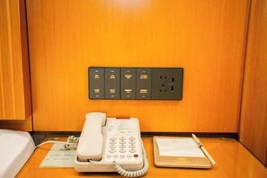 A hotel room with a telephone, a notepad, and a pen on a wooden table. - Vienna Hotel (Shanghai Chongming Lvhai Road) (Shanghai)