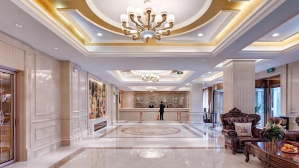 A spacious lobby with a grand chandelier, a reception desk, and classic furniture. - Vienna Hotel (Shanghai Chongming Lvhai Road) (Shanghai)