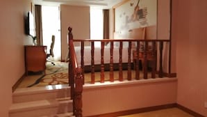 A staircase with wooden balusters leading to a landing. - Vienna Hotel (Shanghai Chongming Lvhai Road) (Shanghai)