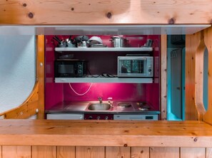 Kühlschrank, Mikrowelle, Ofen, Geschirrspüler