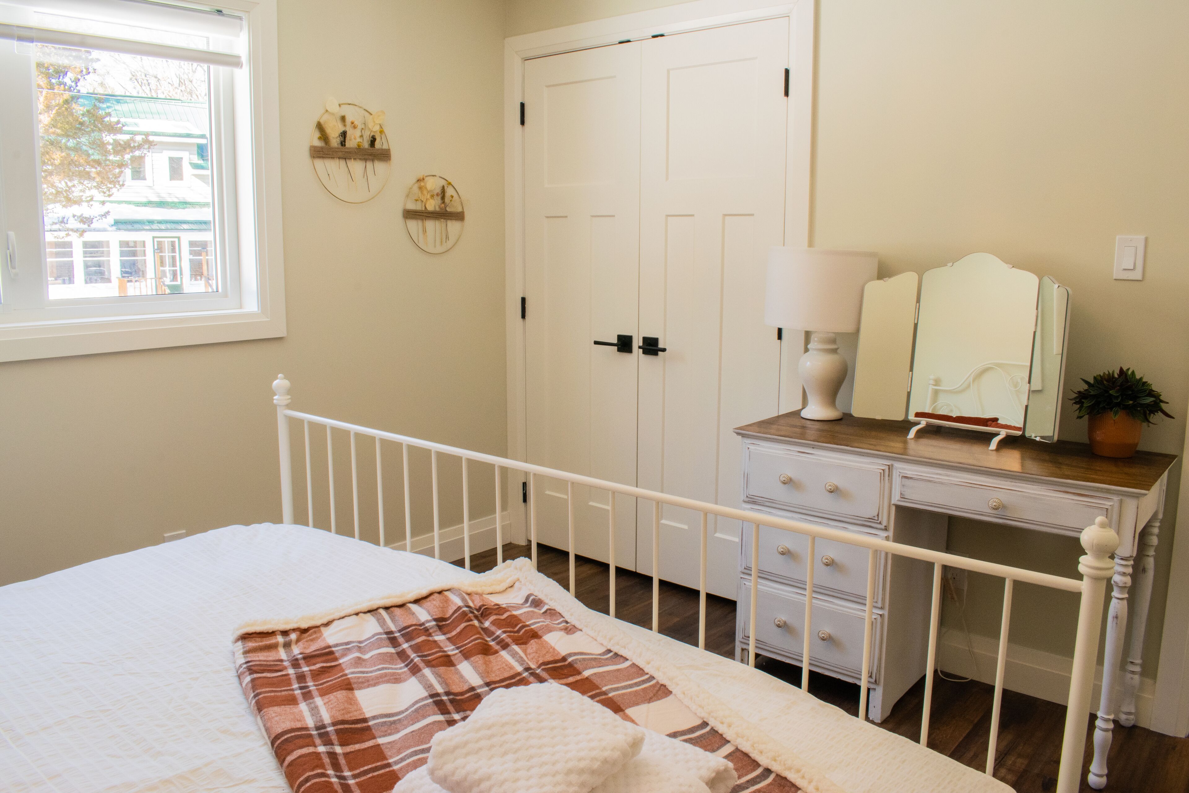 Quiet Escape steps from the lake & town!