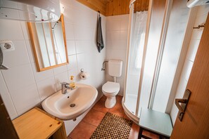 Ein Badezimmer mit Waschbecken, Toilette und Dusche.
