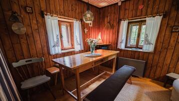 Ferienhaus (Postaja Mir) | Essbereich im Zimmer