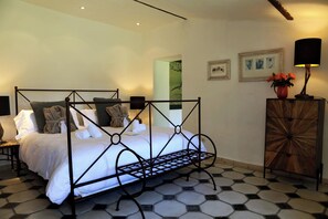2 bedrooms, iron/ironing board, travel cot, free WiFi