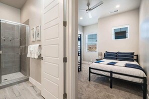 3 makuuhuonetta, silitysrauta/-lauta, ilmainen Wi-Fi, vuodevaatteet