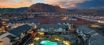 O-50| Resort Home! Private Hot Tub * Resort Pool * 2 Family Rms