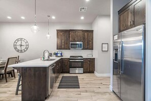 Fridge, microwave, oven, stovetop - O-13| Private Hot Tub! Ping Pong, Balcony+Fire Pit (Santa Clara)