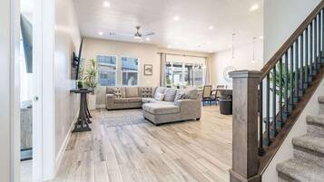 スマートテレビ、暖炉、書斎 / ワークスペース