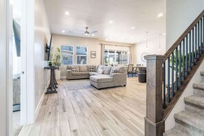 Smart TV, fireplace, offices - O-13| Private Hot Tub! Ping Pong, Balcony+Fire Pit (Santa Clara)