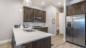 冷蔵庫、電子レンジ、オーブン、コンロ