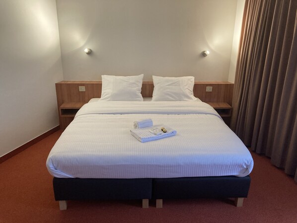 ميني بار ومكتب ومساحة عمل للكمبيوتر المحمول وواي فاي مجانًا