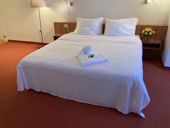 ميني بار ومكتب ومساحة عمل للكمبيوتر المحمول وواي فاي مجانًا