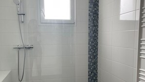 Bathtub, hair dryer - BRAND NEW LUXURY HOUSE NEAR PORT IN PEACE (Le Palais)