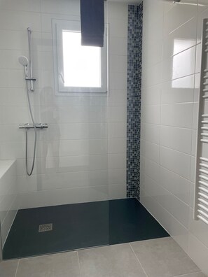 Bathtub, hair dryer
