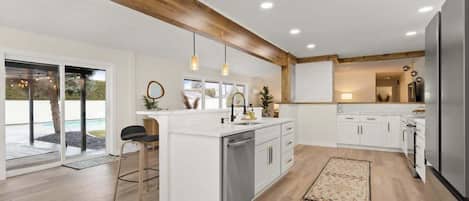 Een koelkast, een microgolfoven, een oven, een kookplaat