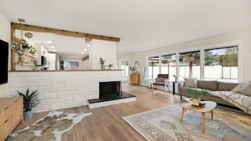 Televisión, chimenea, oficina