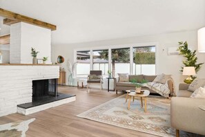 TV, offices - Modern Rancher Oasis  I  Gorgeous Pool! (Spokane)