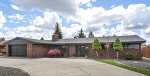 Exterior - Modern Rancher Oasis  I  Gorgeous Pool! (Spokane)