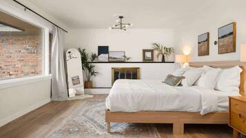 4 chambres, bureau, fer et planche à repasser, lit parapluie