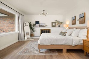 4 bedrooms, desk, iron/ironing board, travel crib - Modern Rancher Oasis  I  Gorgeous Pool! (Spokane)