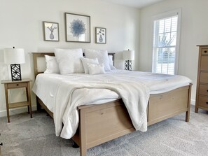 4 habitaciones, escritorio y tabla de planchar con plancha 