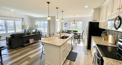 Cheerful 4 bedroom w/ game room, gym and free parking