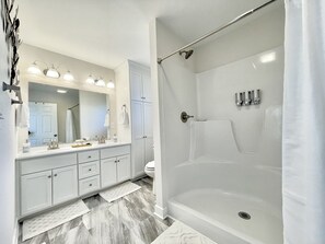 Combined shower/tub, hair dryer, bidet, towels