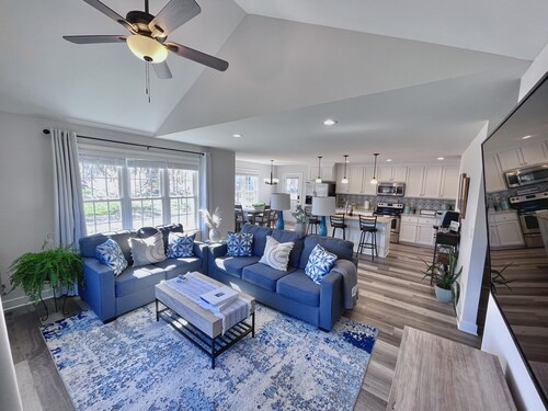 Cheerful 4 bedroom w/ game room, gym and free parking