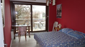 3 slaapkamers, een bureau, een strijkplank/strijkijzer, reisbedje