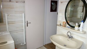 تجهيزات دش، مجففات شعر، صابون، ورق حمّام