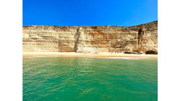 Playa en los alrededores, camastros y toallas de playa