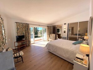 5 slaapkamers, een bureau, een strijkplank/strijkijzer, reisbedje